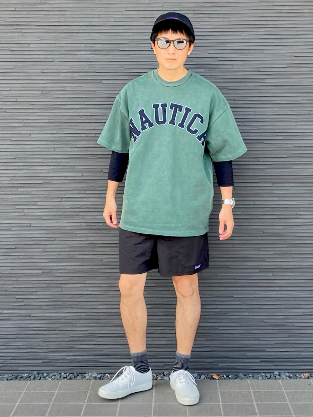ブラック系のその他パンツ、ホワイト系のスニーカー、グリーン系のTシャツ/カットソーを着用したメンズの夏コーディネートの3枚目の写真