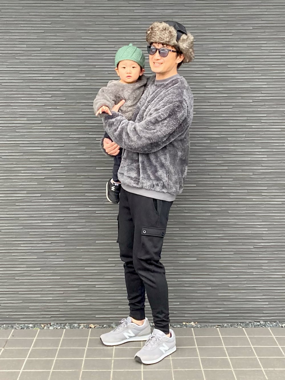 グレー系のスウェット、ブラック系のスウェットパンツ、グレー系のスニーカーを着用したメンズの冬コーディネートの2枚目の写真