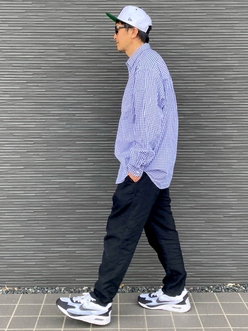 ブルー系のシャツ/ブラウス、ブラック系のその他パンツ、ホワイト系のスニーカーを着用したメンズの秋コーディネートの3枚目の写真