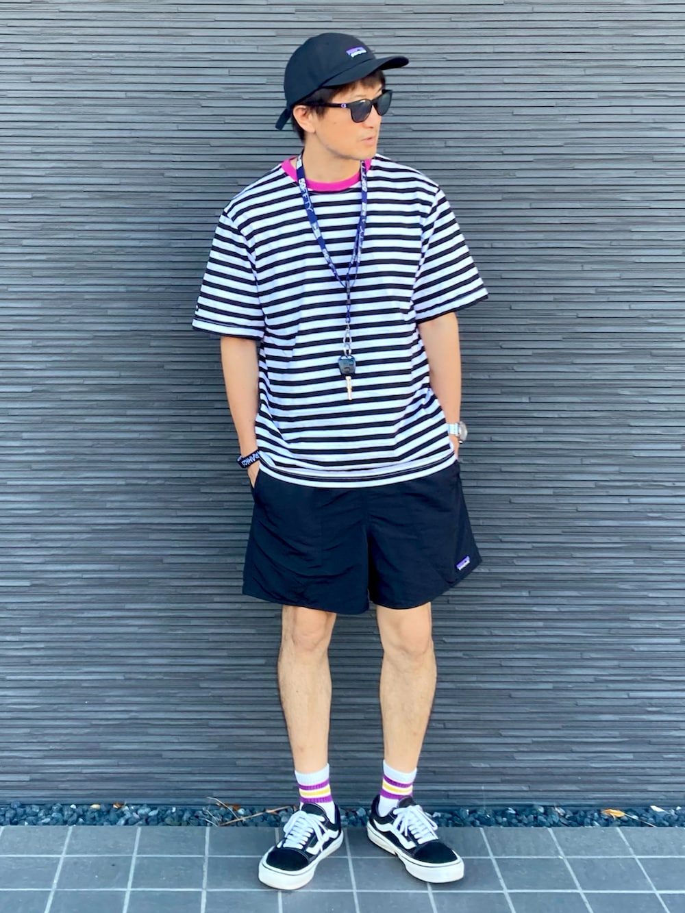 「さらっと晴れやかスナップ、キャップ、サングラス、夏だ！Tシャツ着よう！、ボーダー、ハーフパンツ、ラインソックス、アウトドアスタイル、ストリート、キーネック、夏コーデ」｜「patagoniaのP-6 ラベル トラッド キャップ（キャップ、ブラック系）」を使った、kimukenさん（メンズ・175cm）の夏コーディネートの2枚目の写真
