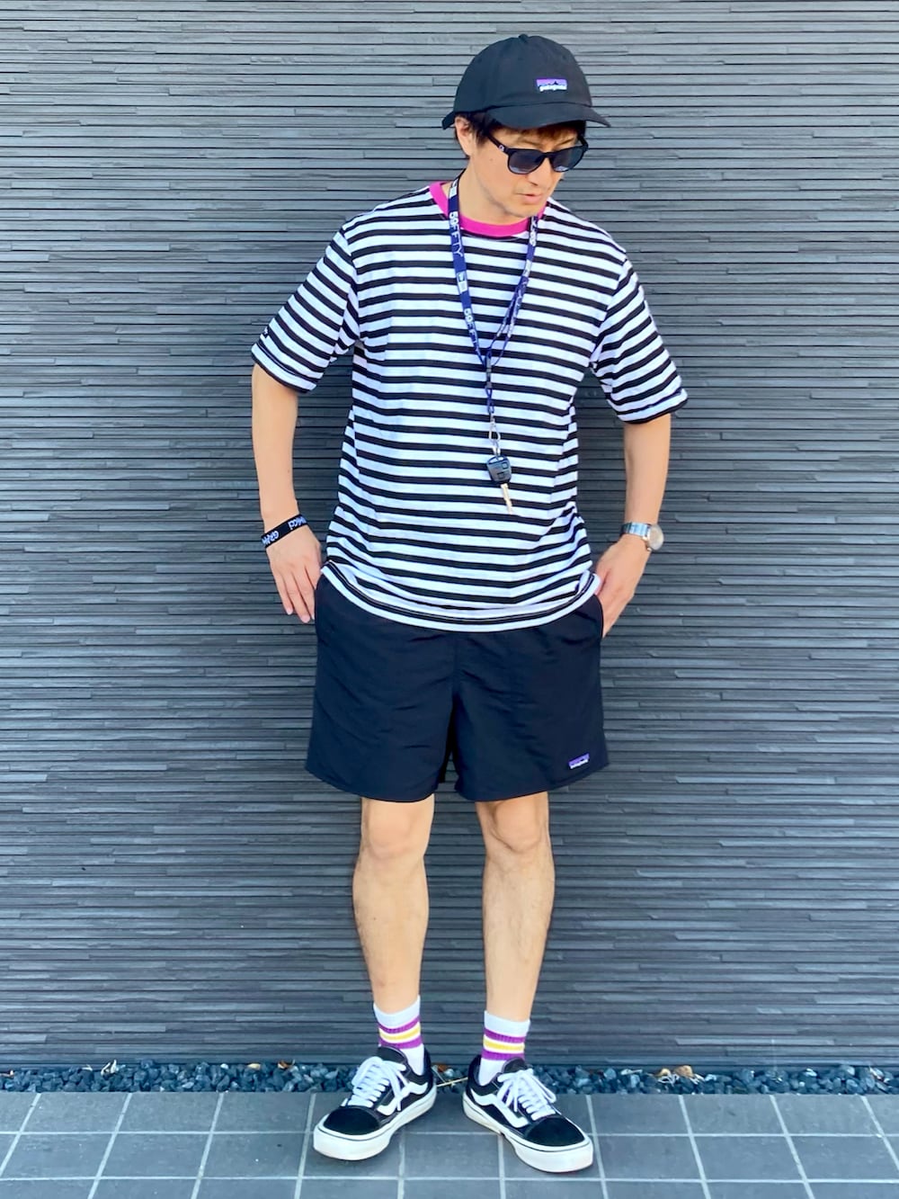 「さらっと晴れやかスナップ、キャップ、サングラス、夏だ！Tシャツ着よう！、ボーダー、ハーフパンツ、ラインソックス、アウトドアスタイル、ストリート、キーネック、夏コーデ」｜「patagoniaのP-6 ラベル トラッド キャップ（キャップ、ブラック系）」を使った、kimukenさん（メンズ・175cm）の夏コーディネートの5枚目の写真