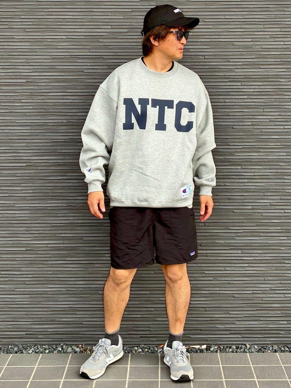 グレー系のスウェット、ブラック系のその他パンツ、グレー系のスニーカーを着用したメンズの秋コーディネートの2枚目の写真