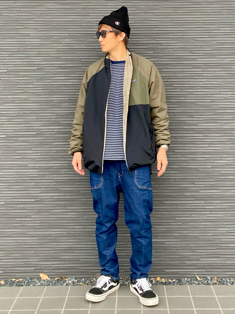 その他のナイロンジャケット、ブルー系のTシャツ/カットソー、ブルー系のカーゴパンツを着用したメンズの冬コーディネートの2枚目の写真