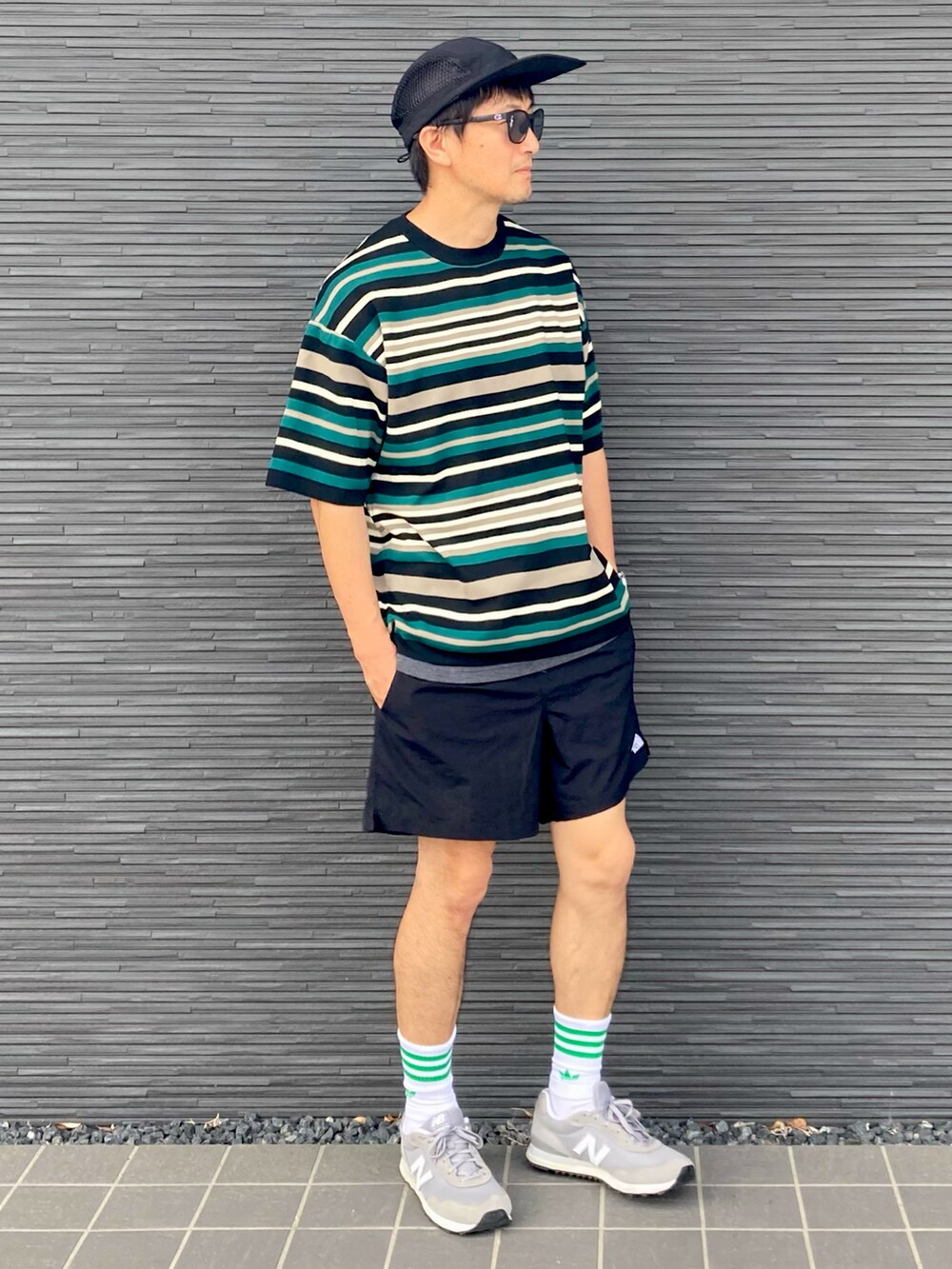 グリーン系のTシャツ/カットソー、グレー系のTシャツ/カットソー、ブラック系のその他パンツを着用したメンズの夏コーディネートの3枚目の写真