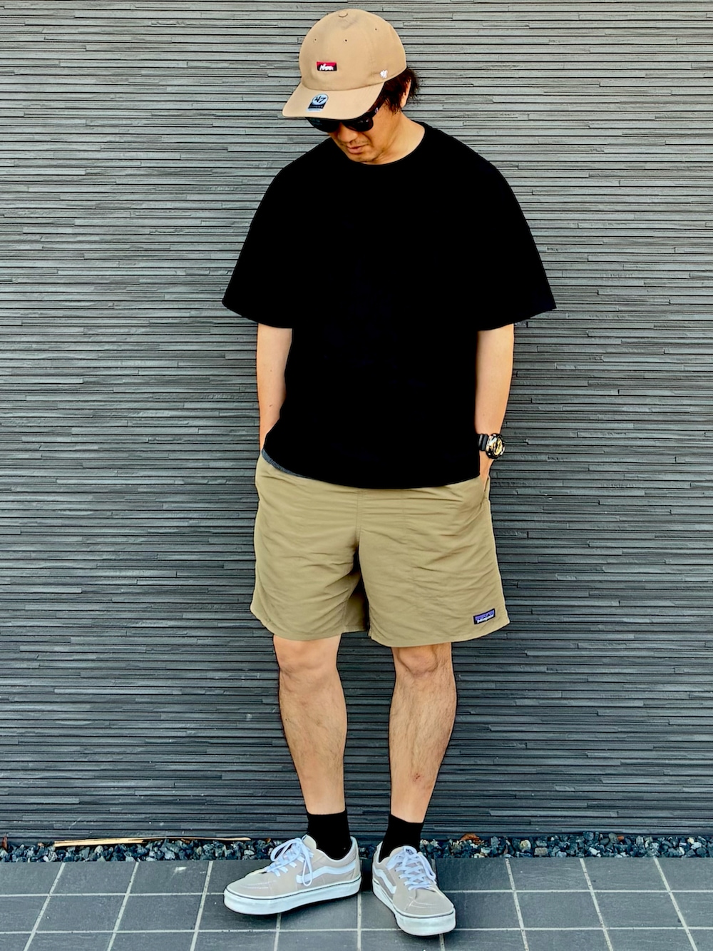 ブラック系のTシャツ/カットソー、ベージュ系のその他パンツ、ベージュ系のスニーカーを着用したメンズの夏コーディネートの2枚目の写真