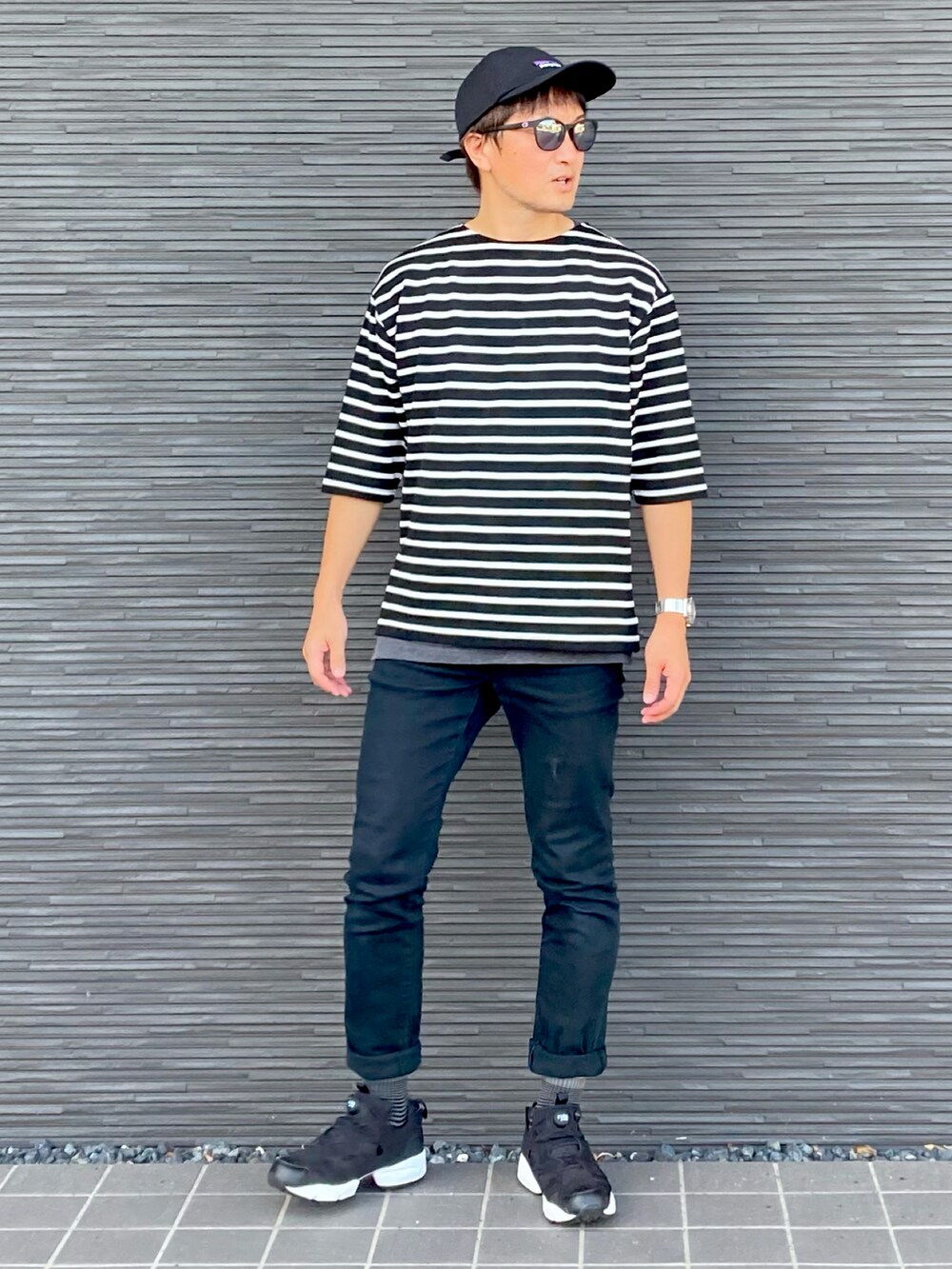 ブラック系のTシャツ/カットソー、グレー系のTシャツ/カットソー、ブラック系のパンツを着用したメンズの秋コーディネートの2枚目の写真