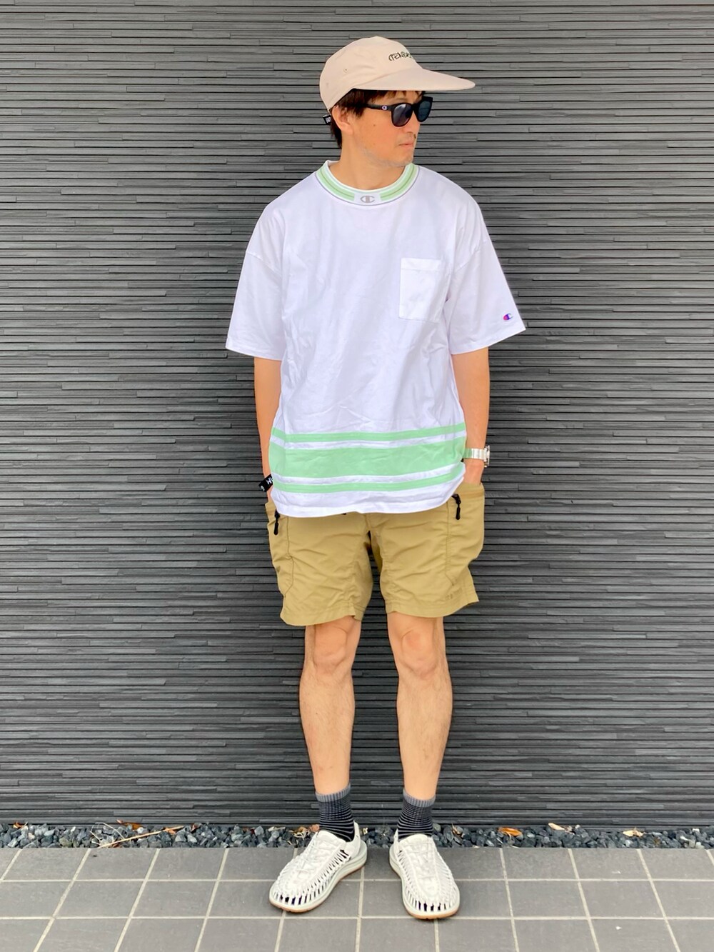 ホワイト系のTシャツ/カットソー、ベージュ系のその他パンツ、ホワイト系のサンダルを着用したメンズの夏コーディネートの2枚目の写真