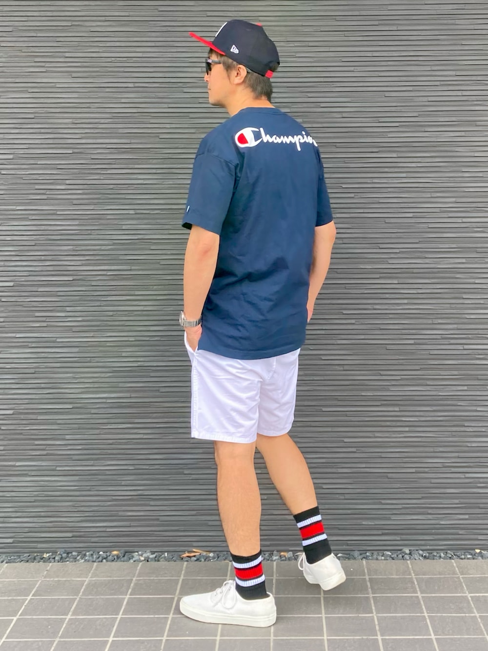 ブラック系のTシャツ/カットソー、グレー系のTシャツ/カットソー、ホワイト系のパンツを着用したメンズの夏コーディネートの2枚目の写真