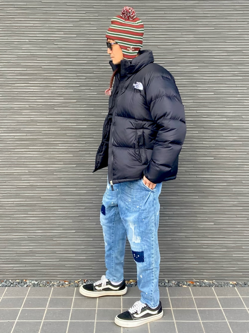 ブラック系のダウンジャケット/コート、グリーン系のスウェット、ブルー系のデニムパンツを着用したメンズの冬コーディネートの4枚目の写真