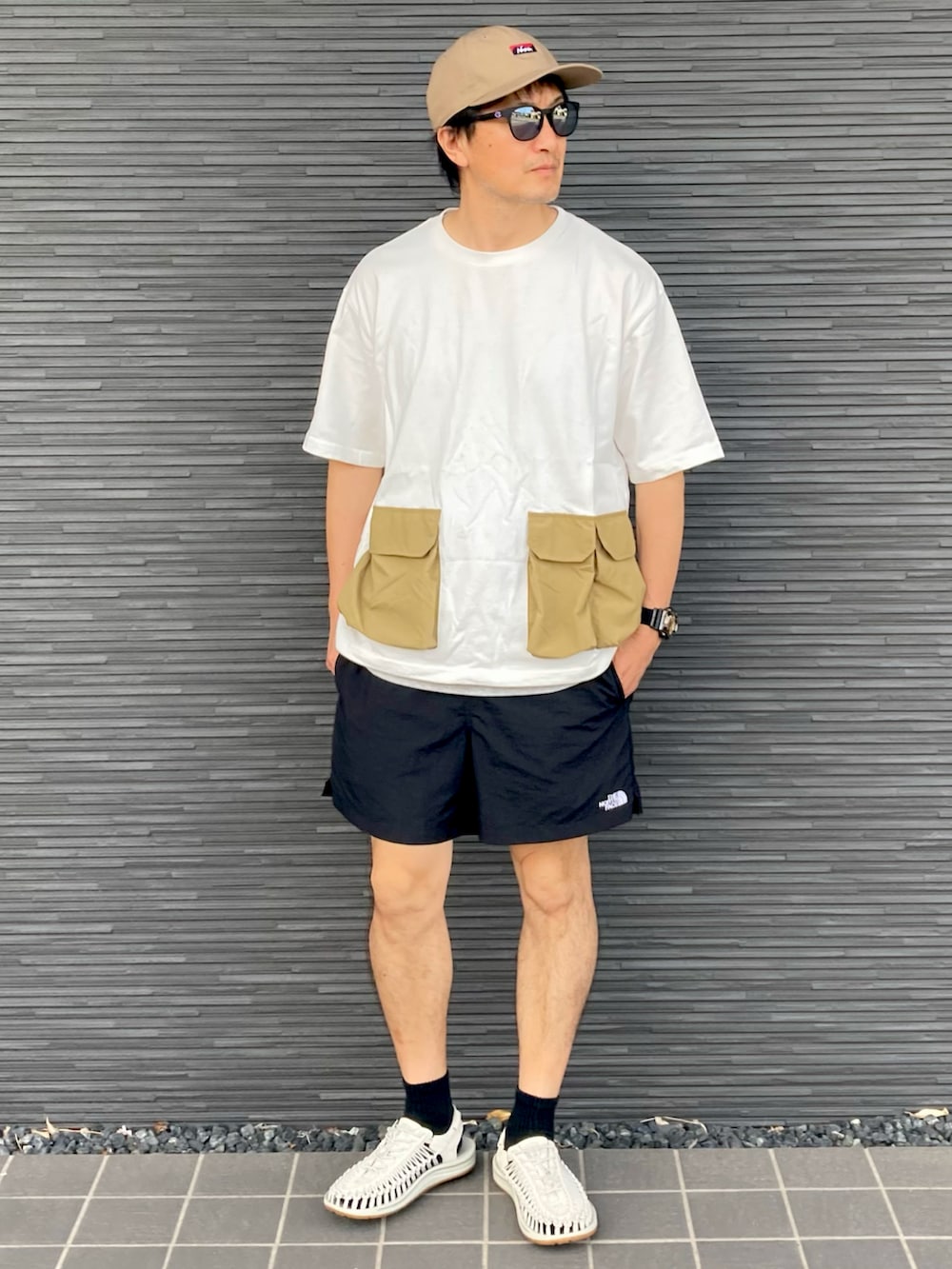 ホワイト系のTシャツ/カットソー、ブラック系のその他パンツ、ホワイト系のサンダルを着用したメンズの夏コーディネートの2枚目の写真