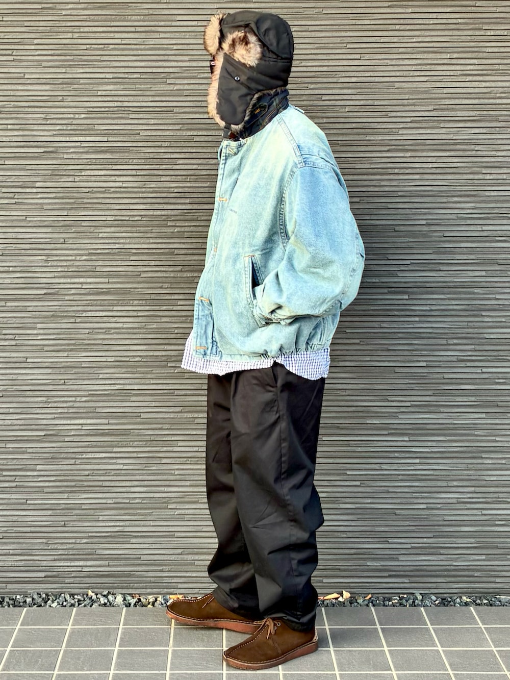 ブラック系のチノパンツ、ブルー系のシャツ/ブラウス、ブルー系のデニムジャケットを着用したメンズの冬コーディネートの4枚目の写真