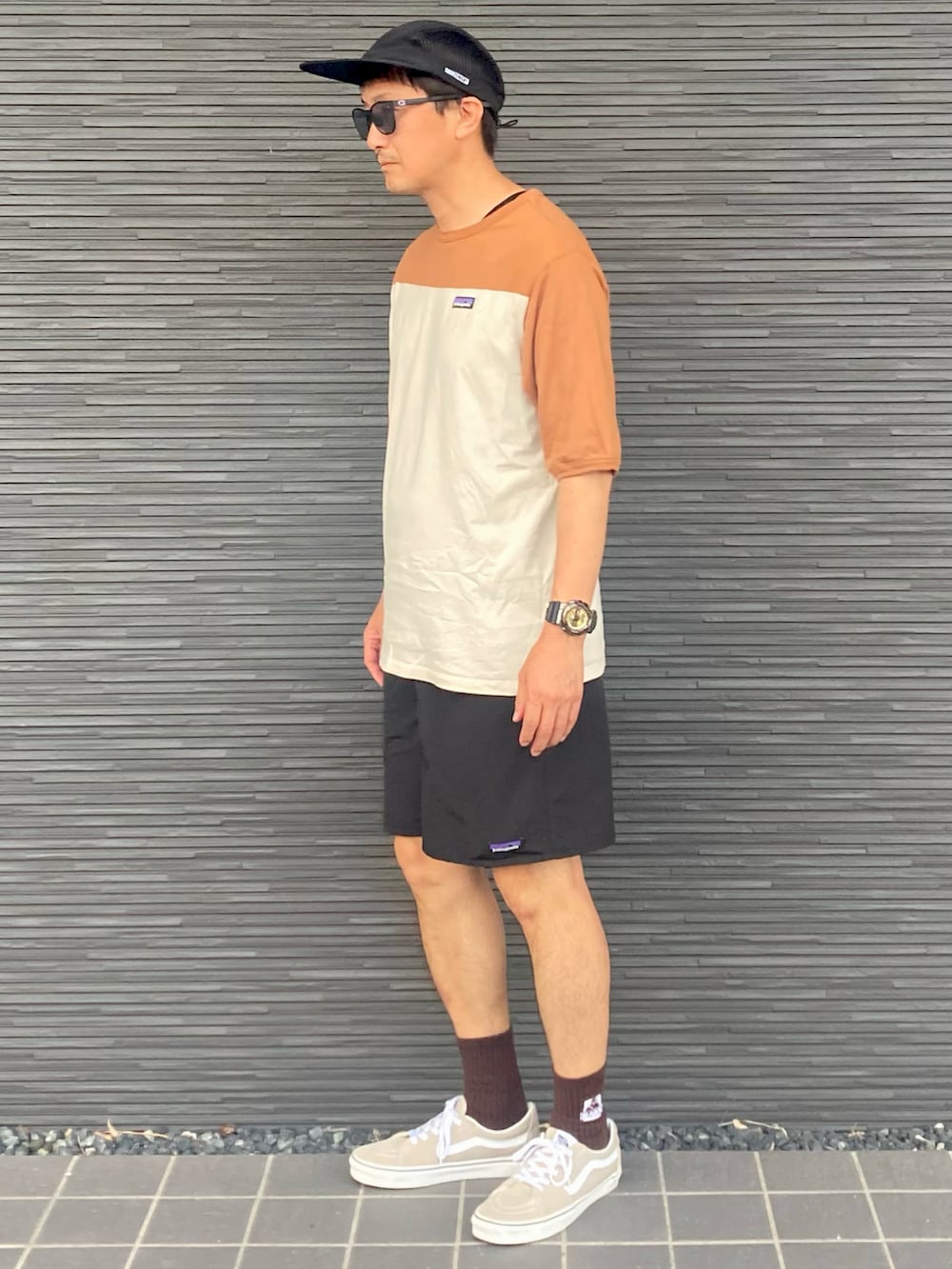 ブラック系のその他パンツ、ベージュ系のスニーカー、ベージュ系のTシャツ/カットソーを着用したメンズの夏コーディネートの2枚目の写真