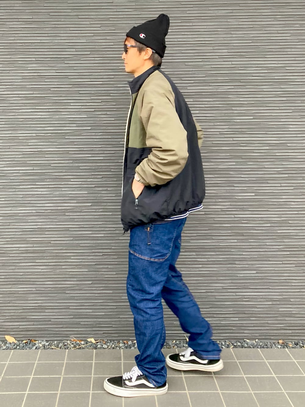 その他のナイロンジャケット、ブルー系のTシャツ/カットソー、ブルー系のカーゴパンツを着用したメンズの冬コーディネートの4枚目の写真