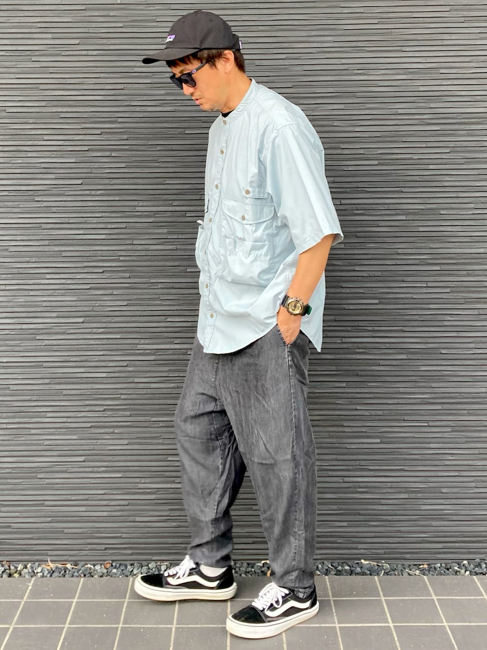 ブラック系のその他パンツ、ブラック系のスニーカー、ブルー系のシャツ/ブラウスを着用したメンズの秋コーディネートの2枚目の写真