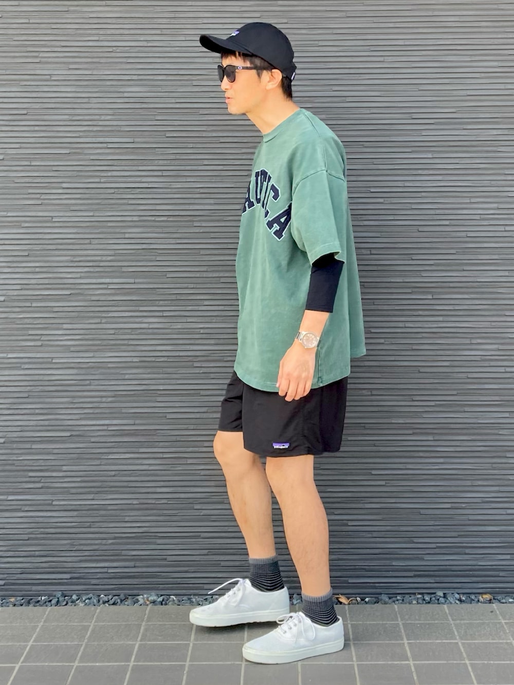 ブラック系のその他パンツ、ホワイト系のスニーカー、グリーン系のTシャツ/カットソーを着用したメンズの夏コーディネートの2枚目の写真
