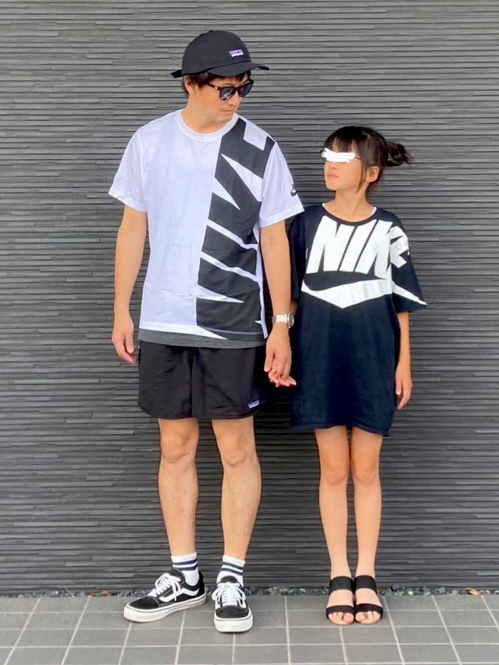 ホワイト系のTシャツ/カットソー、ブラック系のTシャツ/カットソー、グレー系のTシャツ/カットソーを着用したメンズの夏コーディネートの2枚目の写真