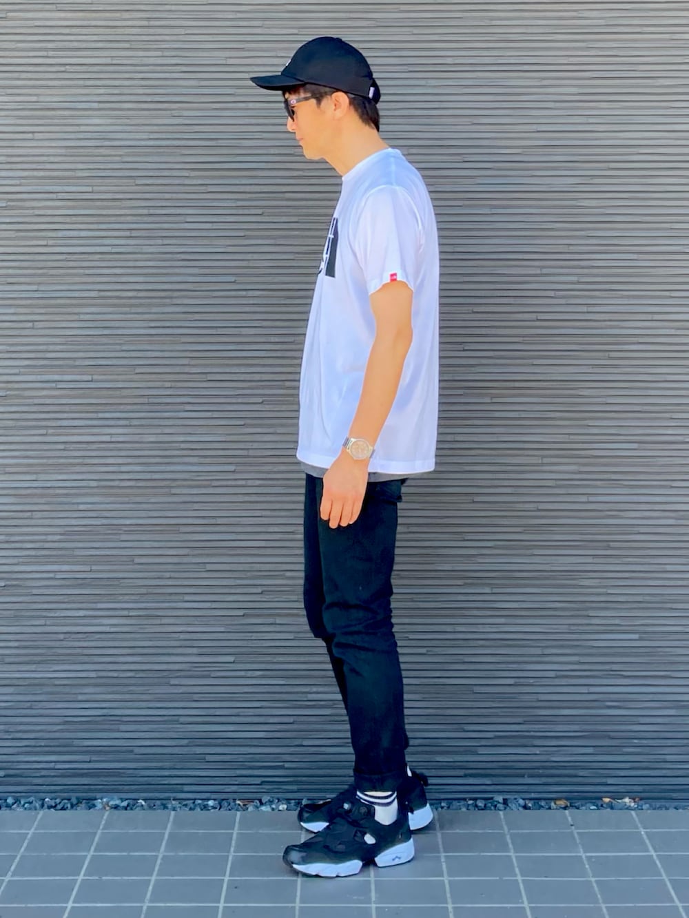 ホワイト系のTシャツ/カットソー、グレー系のTシャツ/カットソー、ブラック系のパンツを着用したメンズの夏コーディネートの2枚目の写真