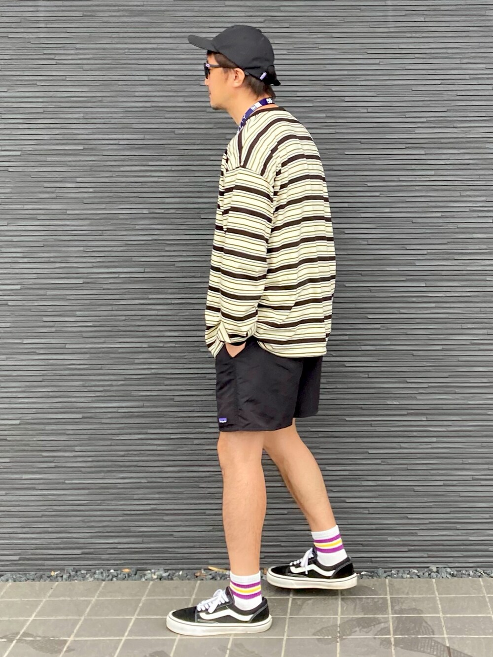 ブラック系のTシャツ/カットソー、ブラック系のその他パンツ、ブラック系のスニーカーを着用したメンズの春コーディネートの3枚目の写真