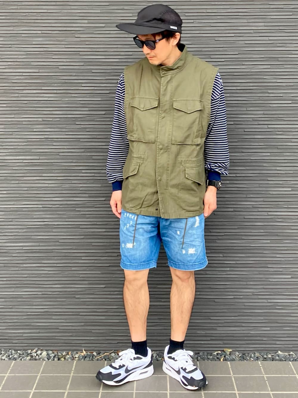 「キャップ、サングラス、ベスト、ロンT、ボーダー、レイヤードスタイル、デニムパンツ、ハーフパンツ、アウトドアスタイル」｜「GRIP SWANYのアイテム（キャップ、ブラック系）」を使った、kimukenさん（メンズ・175cm）の春コーディネートの2枚目の写真