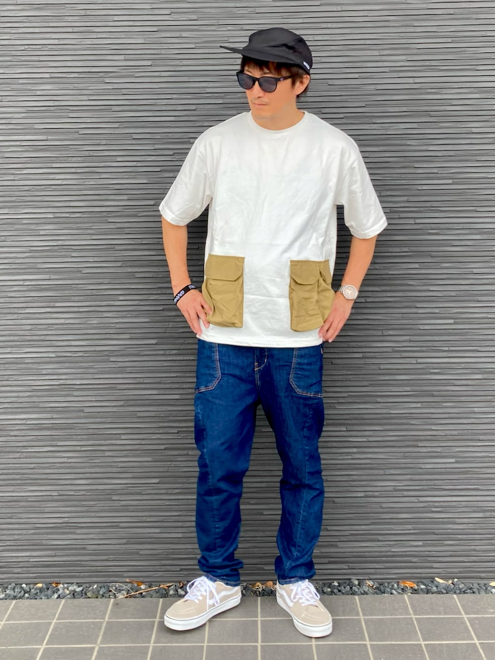 ホワイト系のTシャツ/カットソー、ブルー系のカーゴパンツ、ベージュ系のスニーカーを着用したメンズの夏コーディネートの3枚目の写真