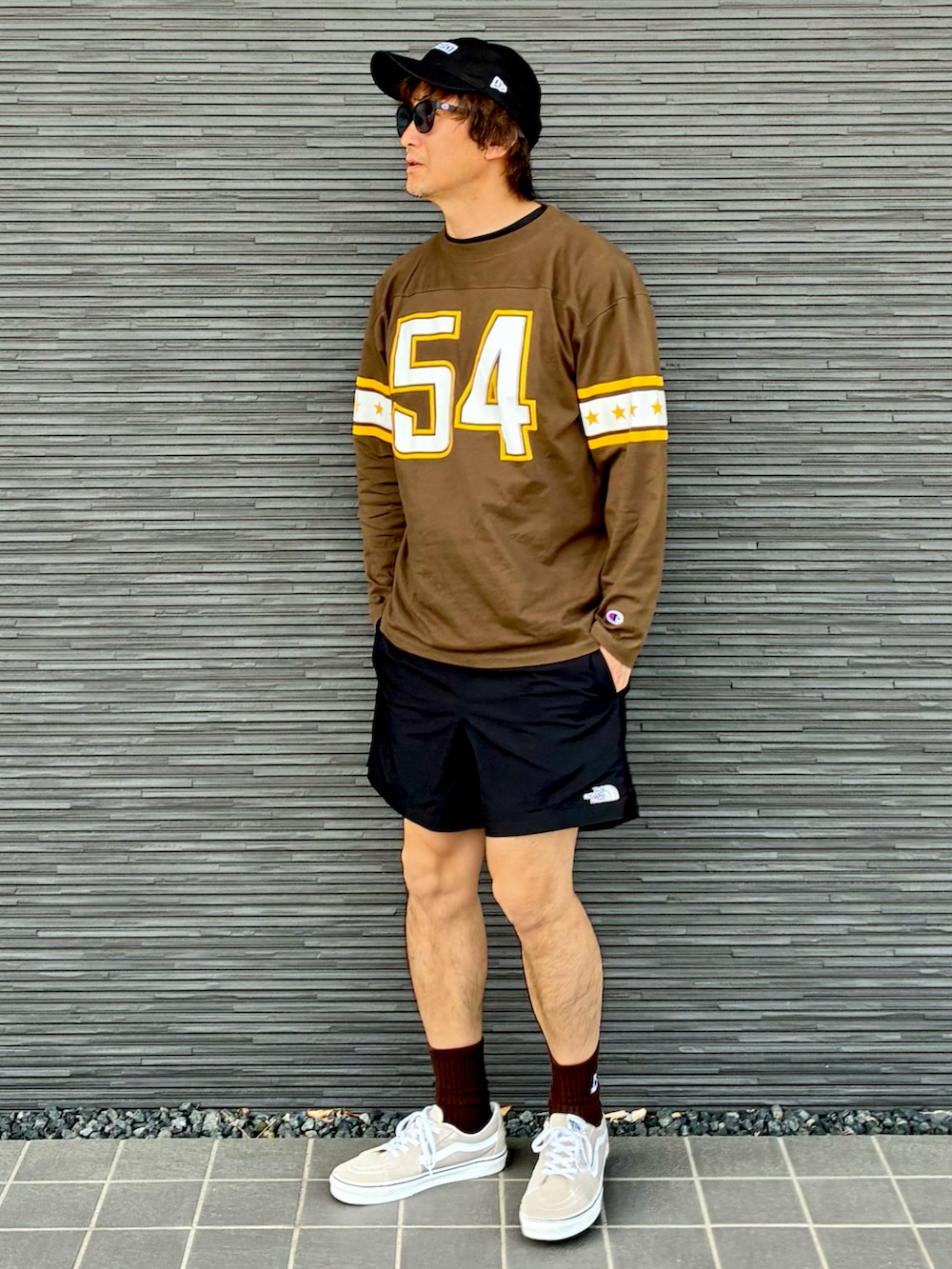 ブラウン系のTシャツ/カットソー、ブラック系のその他パンツ、ベージュ系のスニーカーを着用したメンズの春コーディネートの3枚目の写真