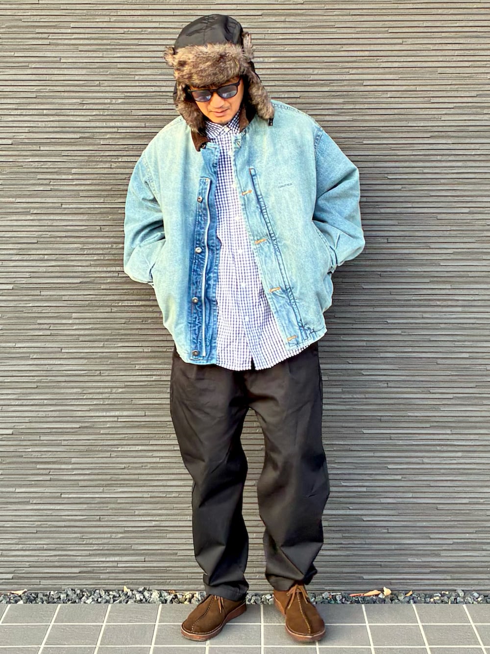 ブラック系のチノパンツ、ブルー系のシャツ/ブラウス、ブルー系のデニムジャケットを着用したメンズの冬コーディネートの2枚目の写真