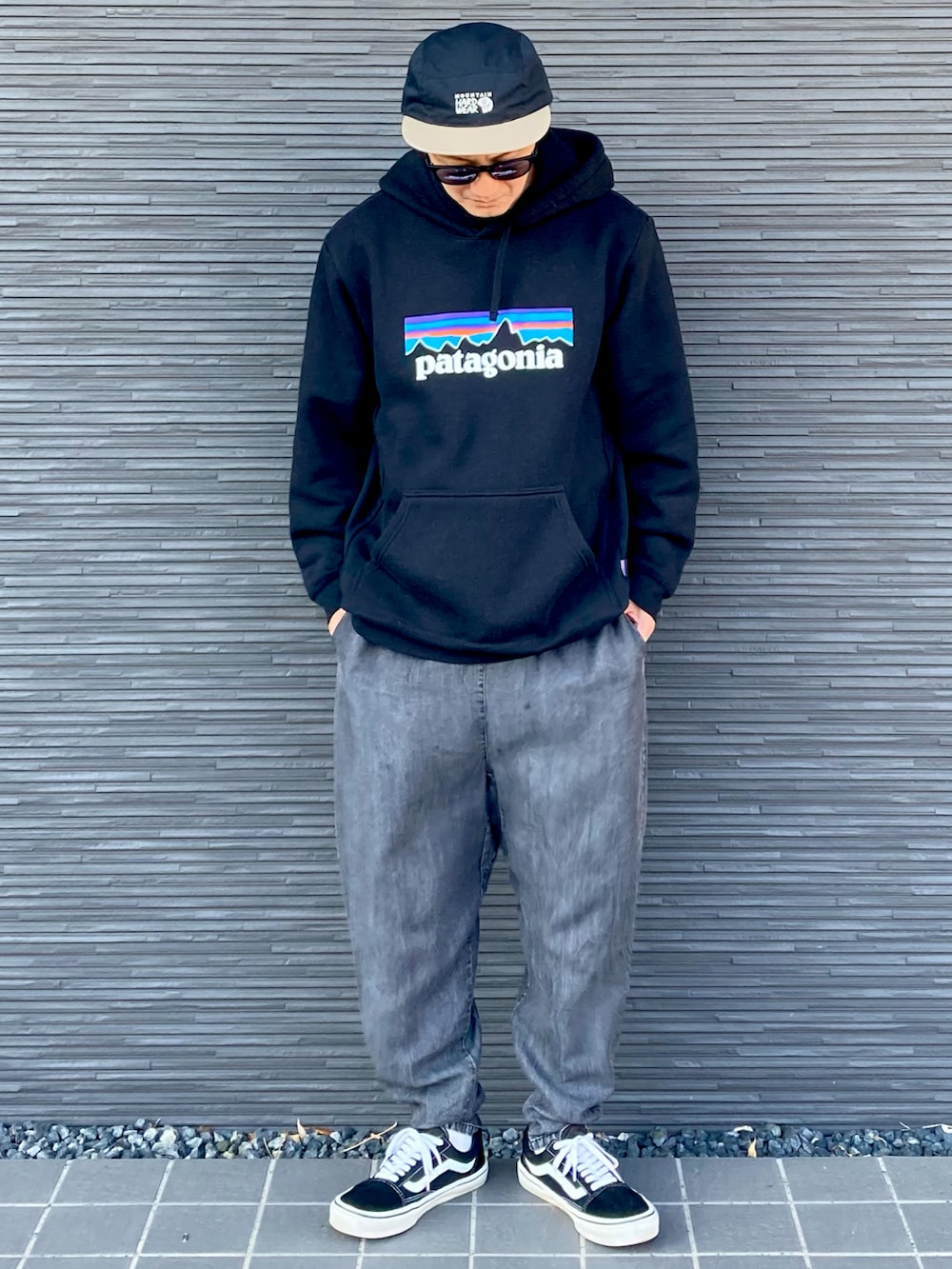 ブラック系のパーカー、ブラック系のその他パンツ、ブラック系のスニーカーを着用したメンズの春コーディネートの3枚目の写真