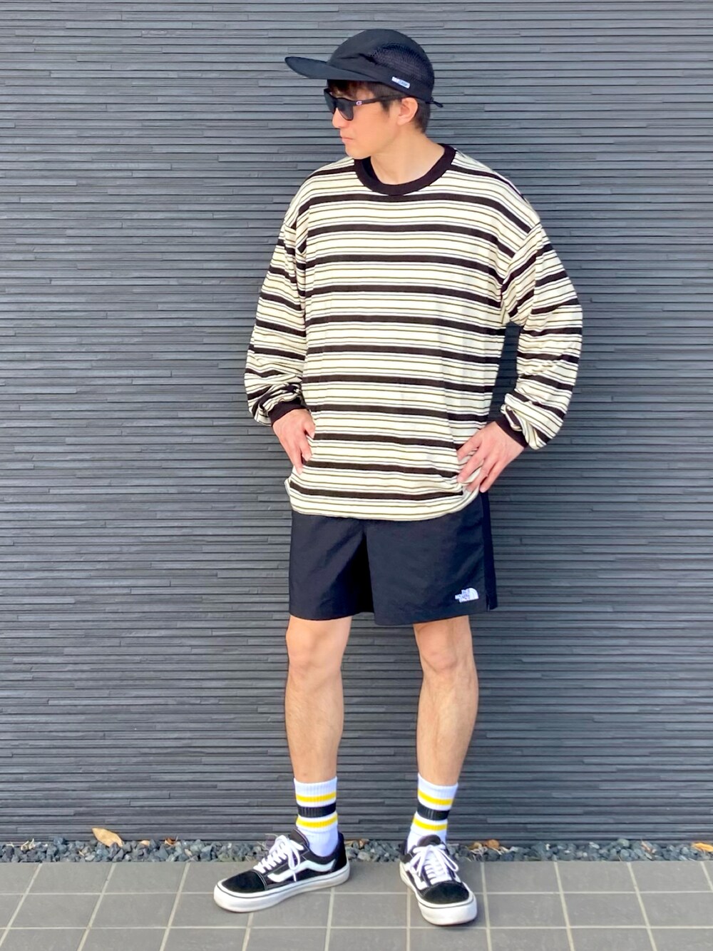 ブラック系のTシャツ/カットソー、ブラック系のその他パンツ、ブラック系のスニーカーを着用したメンズの春コーディネートの2枚目の写真