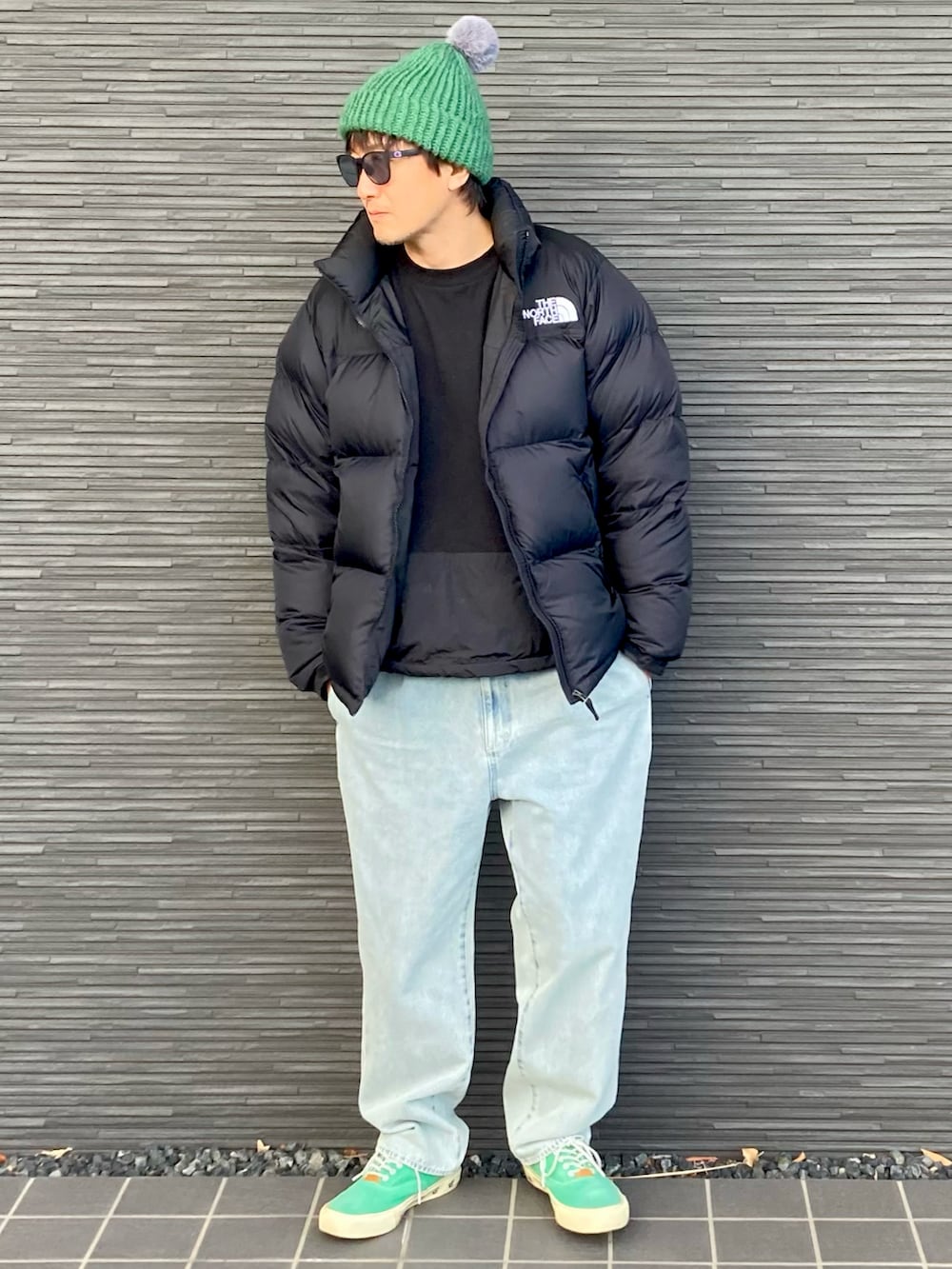 ブラック系のダウンジャケット/コート、ブルー系のデニムパンツ、ブラック系のトップスを着用したメンズの冬コーディネートの3枚目の写真