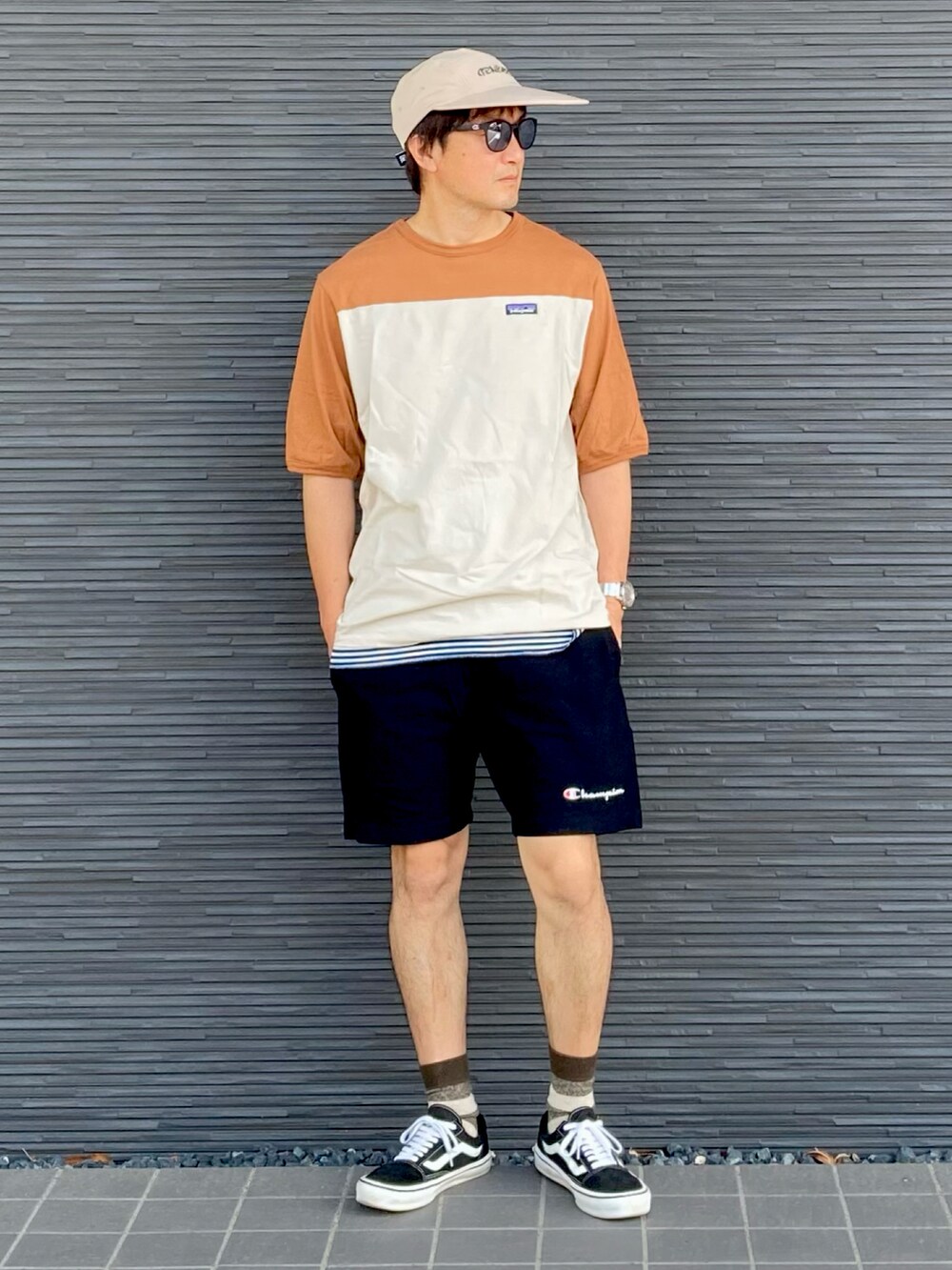 ベージュ系のTシャツ/カットソー、ホワイト系のタンクトップ、ブラック系のスウェットパンツを着用したメンズの夏コーディネートの2枚目の写真