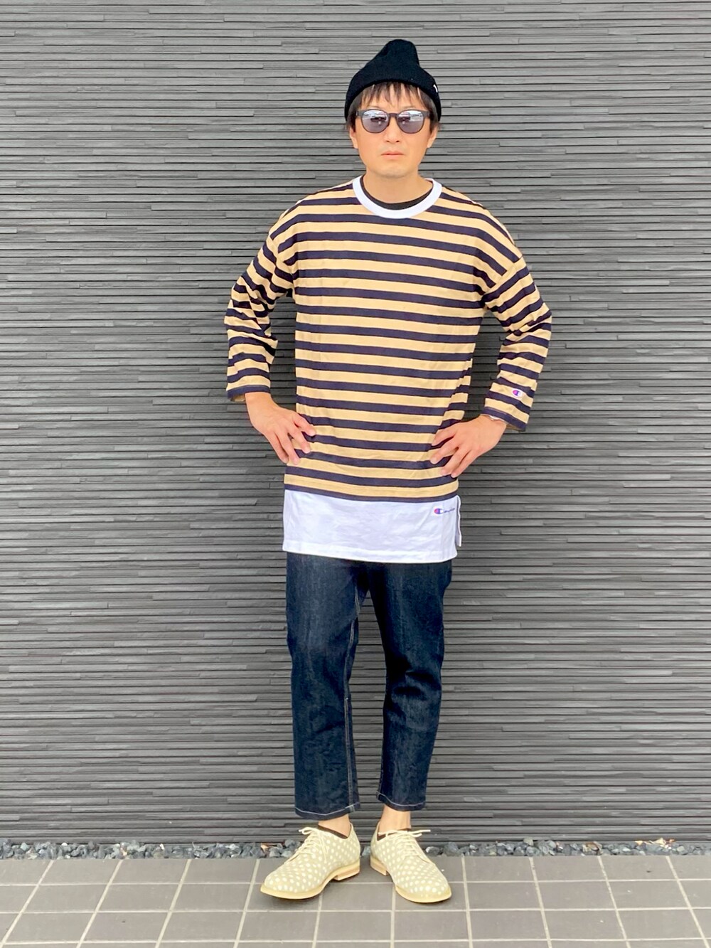 イエロー系のTシャツ/カットソー、ブルー系のデニムパンツ、ベージュ系のその他シューズを着用したメンズの秋コーディネートの2枚目の写真