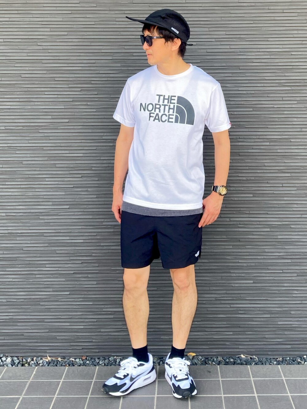 ホワイト系のTシャツ/カットソー、グレー系のTシャツ/カットソー、ブラック系のその他パンツを着用したメンズの夏コーディネートの2枚目の写真