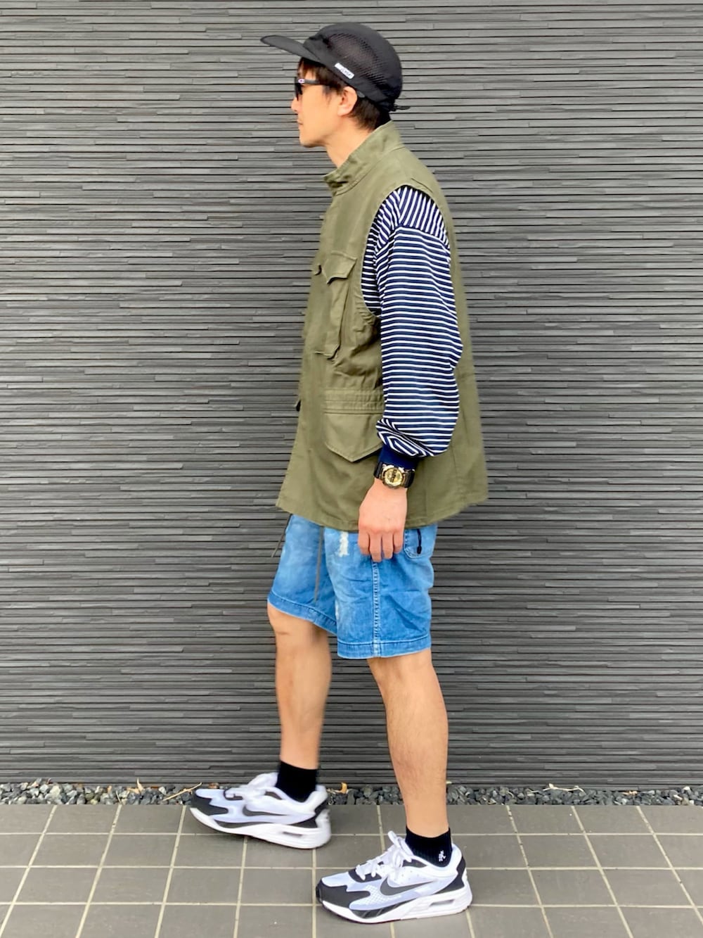「キャップ、サングラス、ベスト、ロンT、ボーダー、レイヤードスタイル、デニムパンツ、ハーフパンツ、アウトドアスタイル」｜「GRIP SWANYのアイテム（キャップ、ブラック系）」を使った、kimukenさん（メンズ・175cm）の春コーディネートの4枚目の写真