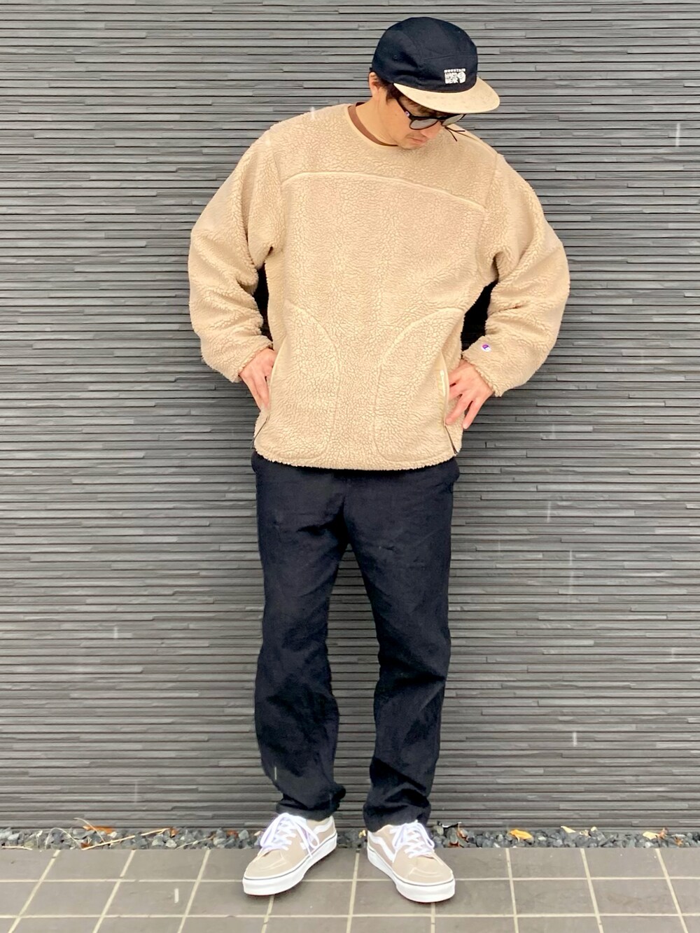 ベージュ系のスウェット、ブラック系のその他パンツ、ベージュ系のスニーカーを着用したメンズの冬コーディネートの2枚目の写真