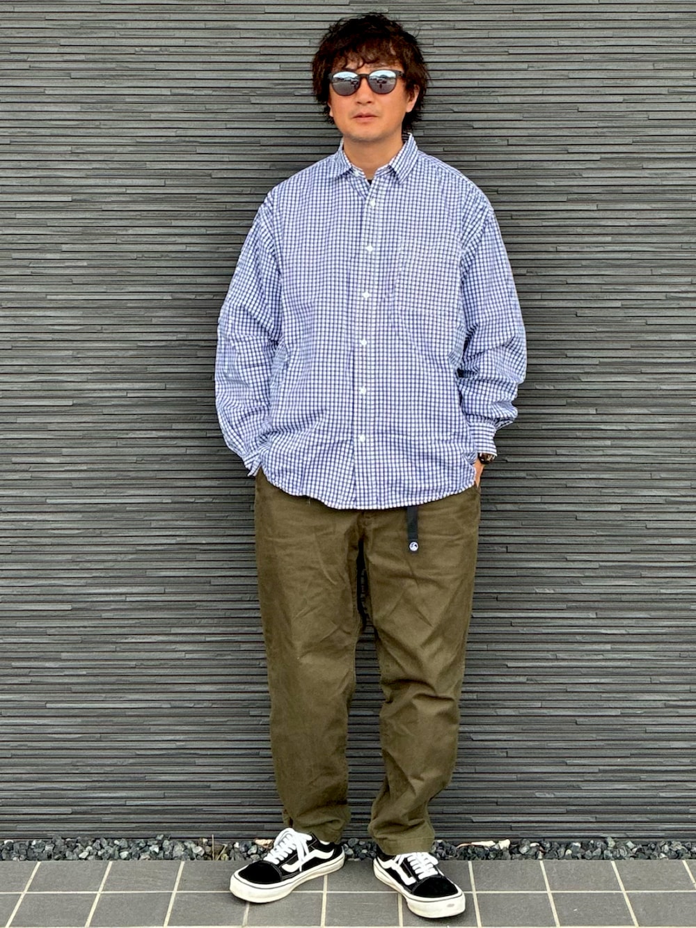 グリーン系のチノパンツ、ブルー系のシャツ/ブラウス、ブラック系のTシャツ/カットソーを着用したメンズの秋コーディネートの2枚目の写真