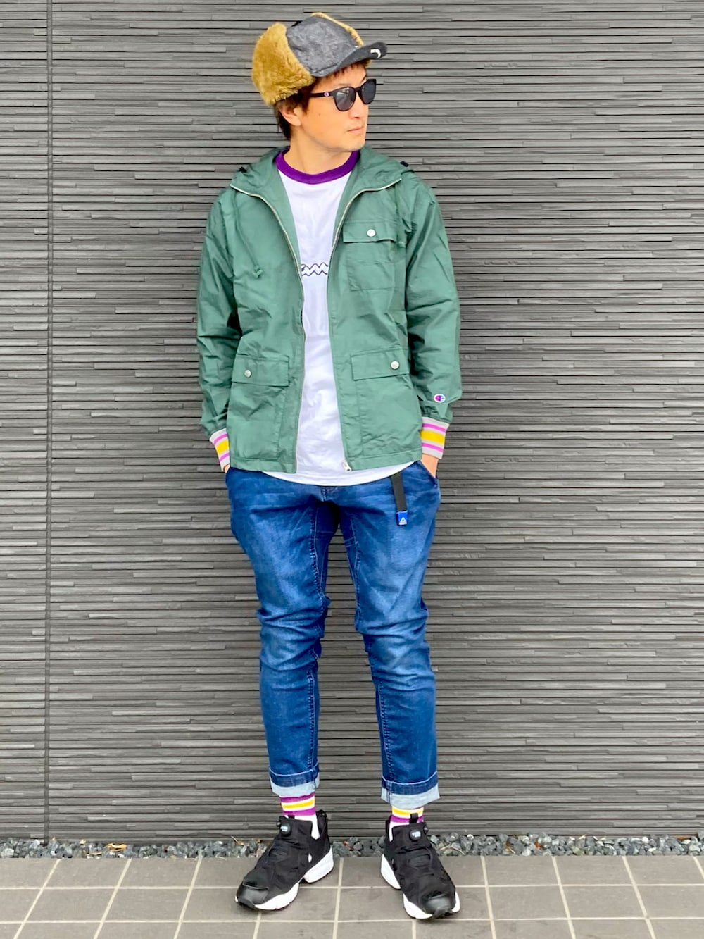 グリーン系のジャケット/アウター、ホワイト系のTシャツ/カットソー、ブルー系のデニムパンツを着用したメンズの冬コーディネートの2枚目の写真