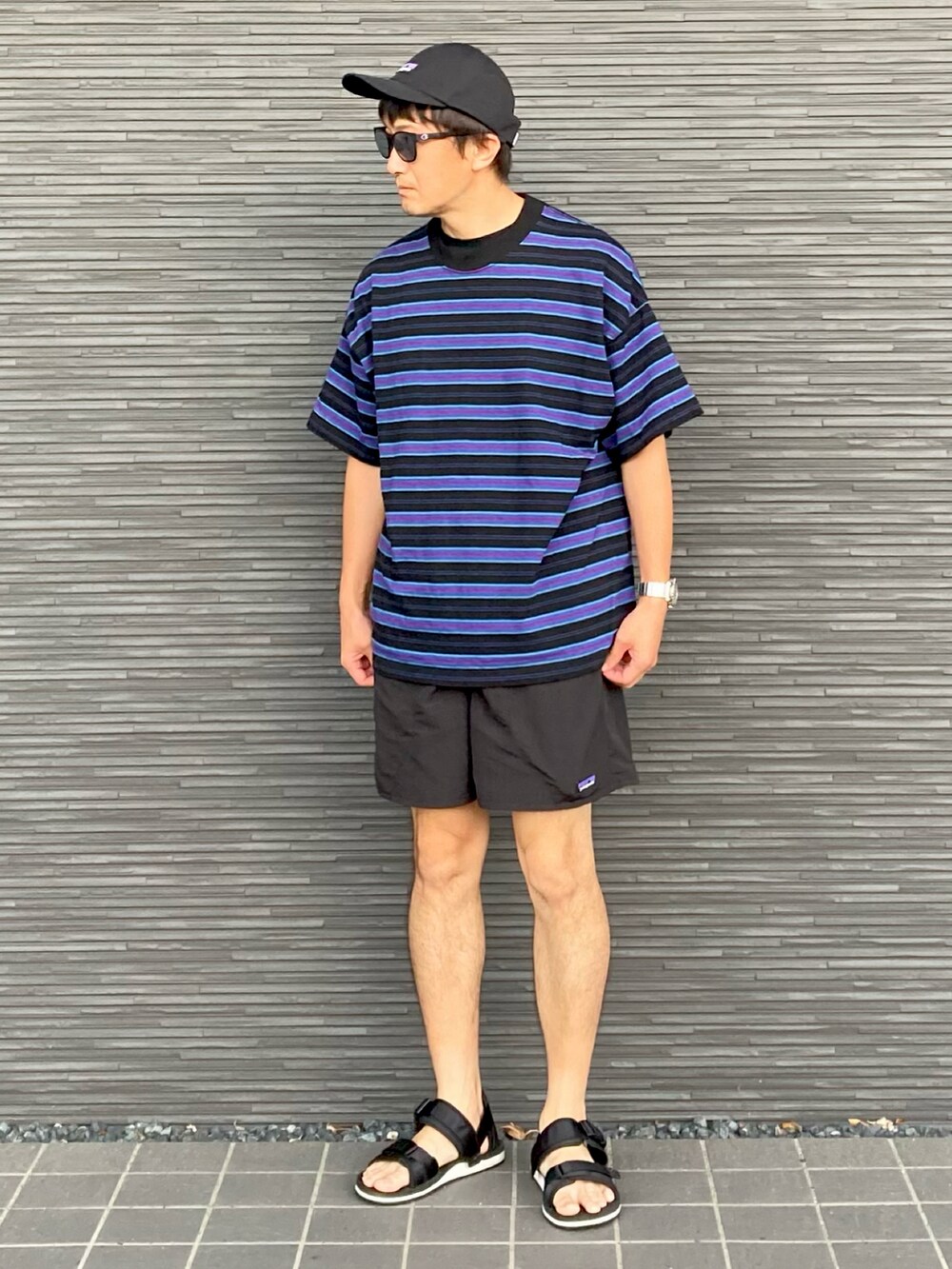 ブラック系のTシャツ/カットソー、ブラック系のその他パンツ、ブラック系のサンダルを着用したメンズの夏コーディネートの2枚目の写真