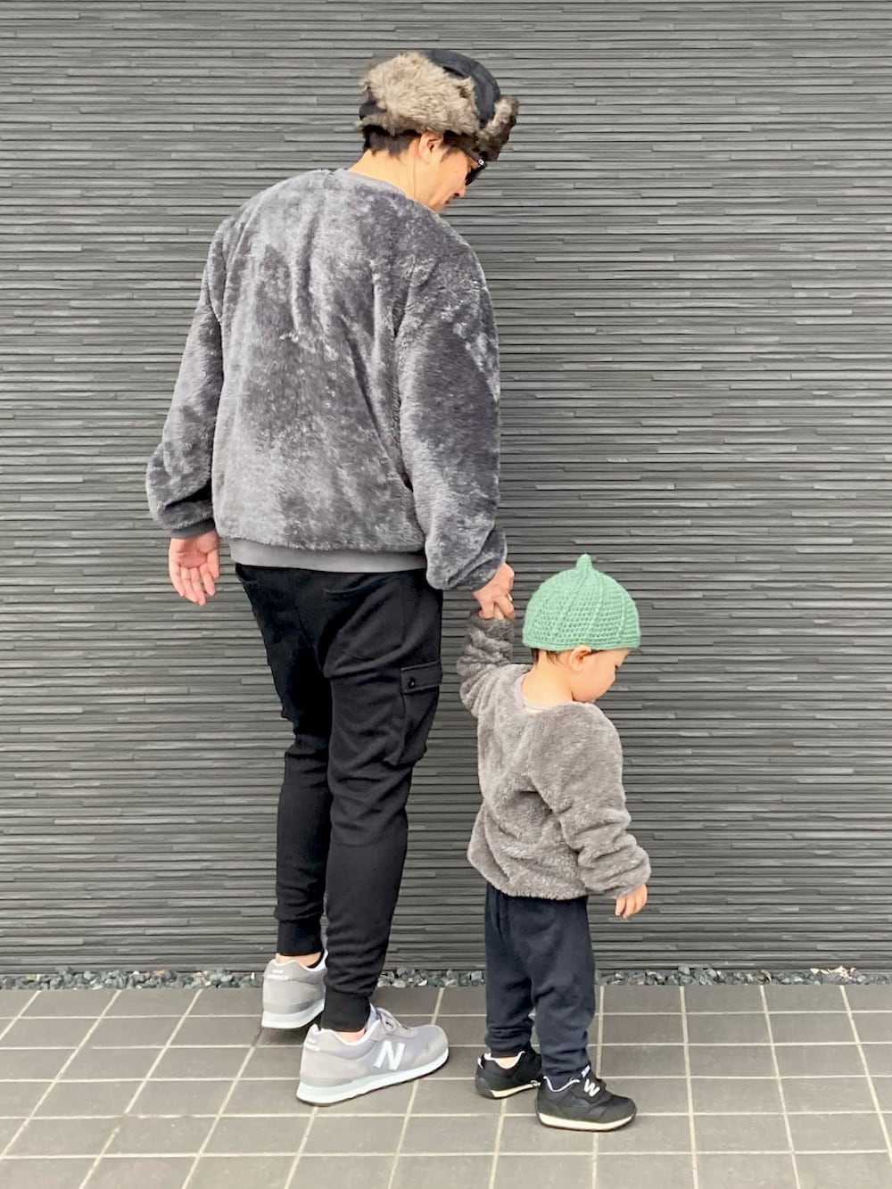 グレー系のスウェット、ブラック系のスウェットパンツ、グレー系のスニーカーを着用したメンズの冬コーディネートの3枚目の写真