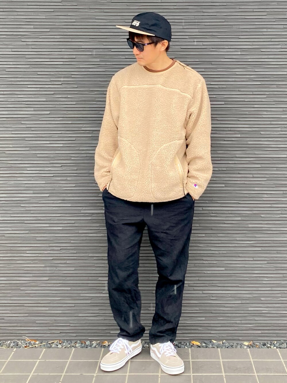 ベージュ系のスウェット、ブラック系のその他パンツ、ベージュ系のスニーカーを着用したメンズの冬コーディネートの3枚目の写真