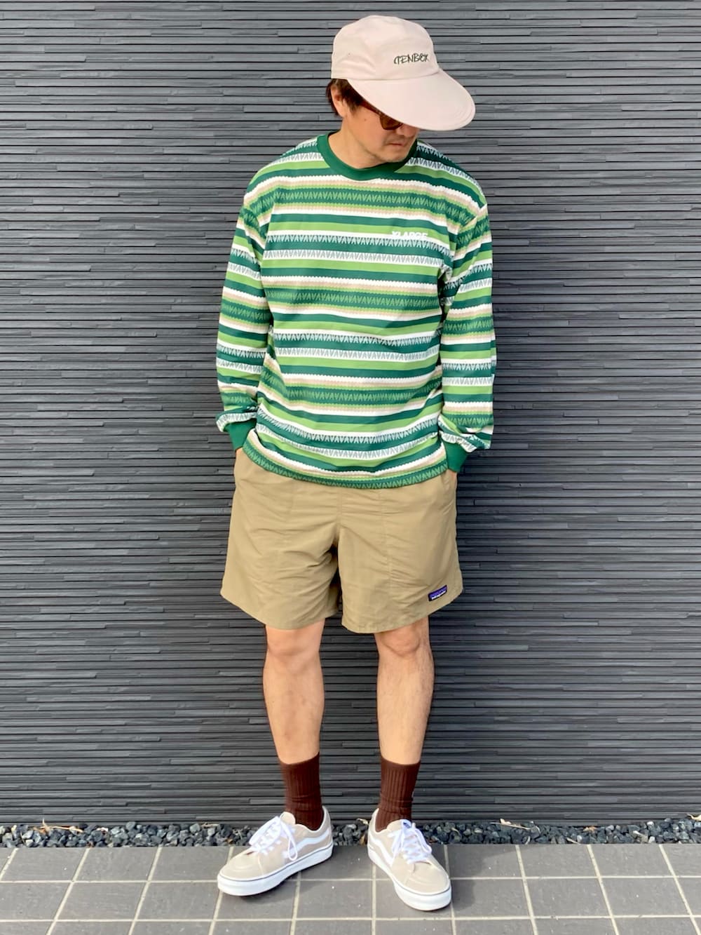 ベージュ系のその他パンツ、グリーン系のTシャツ/カットソー、ベージュ系のスニーカーを着用したメンズの秋コーディネートの2枚目の写真