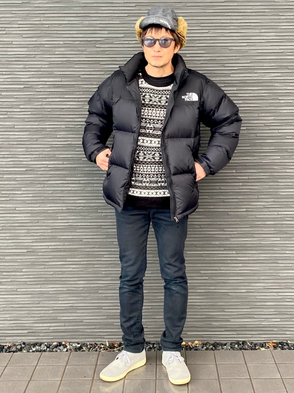 ブラック系のダウンジャケット/コート、ブラック系のニット/セーター、ブラック系のパンツを着用したメンズの冬コーディネートの2枚目の写真