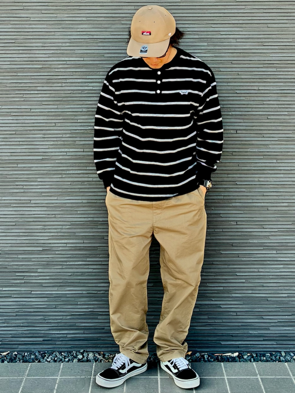 ブラック系のスニーカー、ベージュ系のその他パンツ、ブラック系のTシャツ/カットソーを着用したメンズの春コーディネートの2枚目の写真