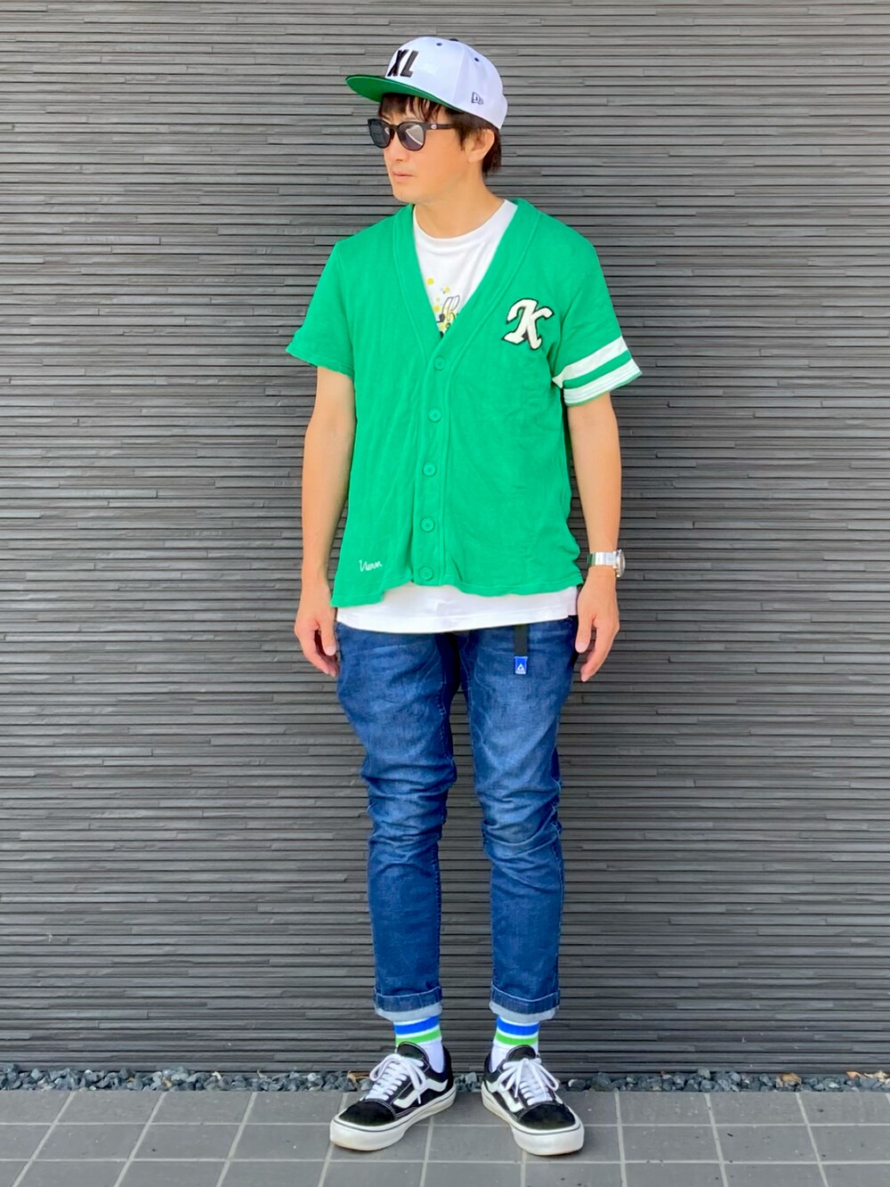 グリーン系のスウェット、ホワイト系のTシャツ/カットソー、ブルー系のデニムパンツを着用したメンズの夏コーディネートの2枚目の写真