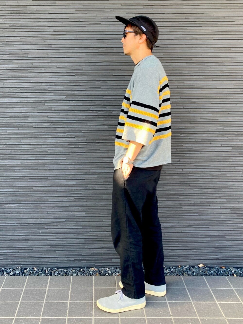 グレー系のニット/セーター、ブラック系のその他パンツ、グレー系のブーツを着用したメンズの秋コーディネートの2枚目の写真