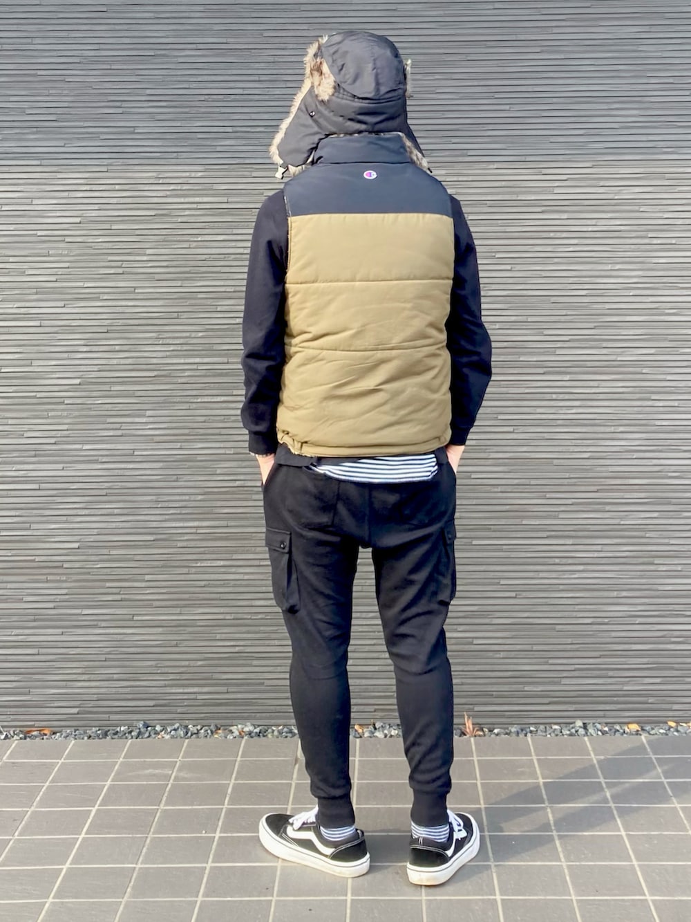 グリーン系のその他アウター、ブラック系のTシャツ/カットソー、ホワイト系のタンクトップを着用したメンズの春コーディネートの3枚目の写真