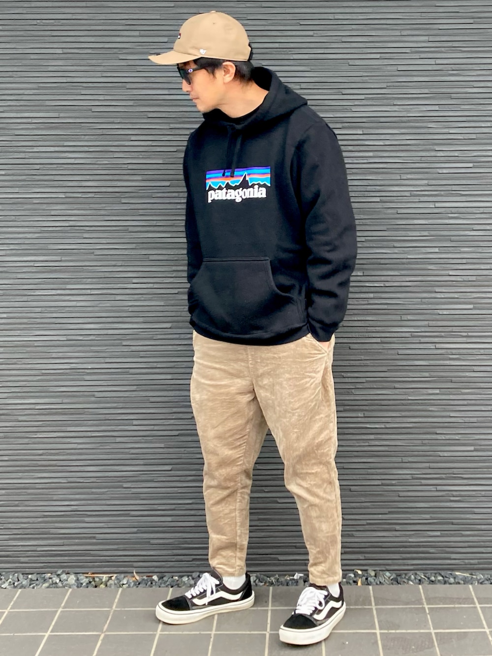 ベージュ系のその他パンツ、ブラック系のスニーカー、ブラック系のパーカーを着用したメンズの秋コーディネートの3枚目の写真