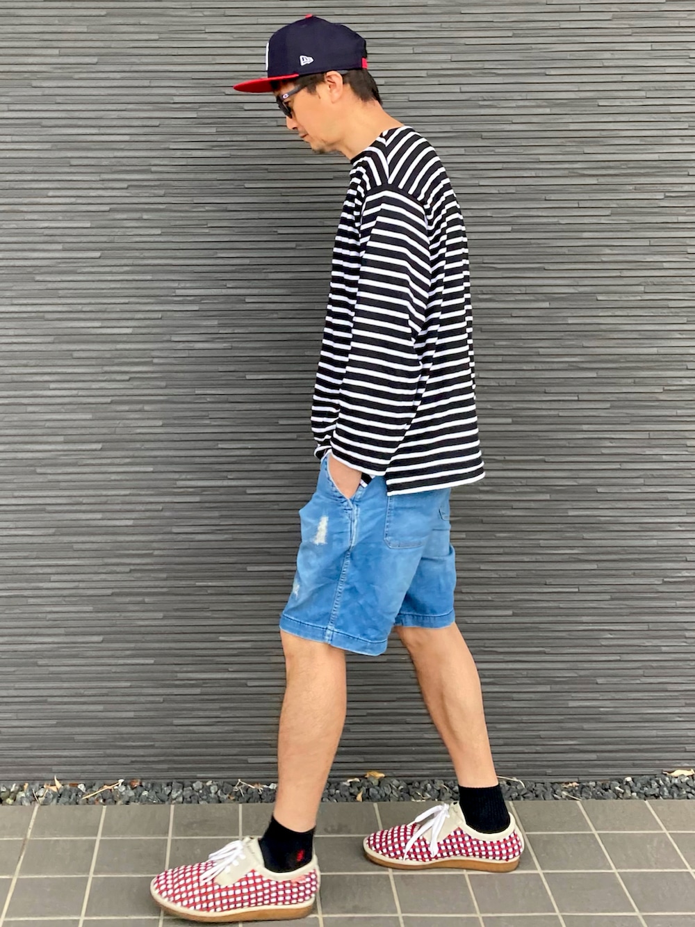 「キャップ、サングラス、ロンT、ボーダー、デニムパンツ、ハーフパンツ、カジュアル」｜「NEW ERAのNEWERA 9FIFTY SNAPBACK CAP NEW YORK YANKEES NAVY（キャップ、ブルー系）」を使った、kimukenさん（メンズ・175cm）の夏コーディネートの3枚目の写真