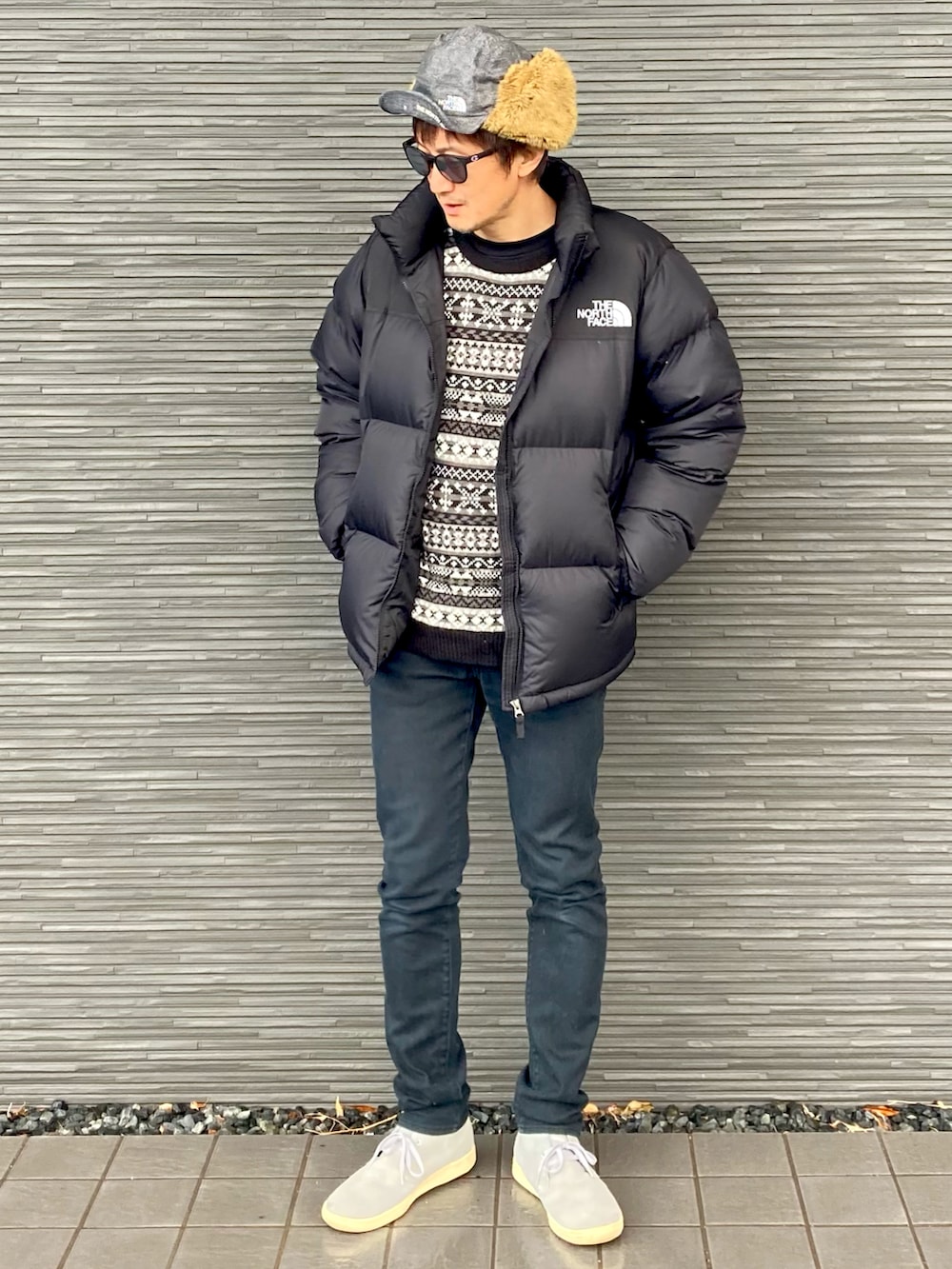 ブラック系のダウンジャケット/コート、ブラック系のニット/セーター、ブラック系のパンツを着用したメンズの冬コーディネートの3枚目の写真