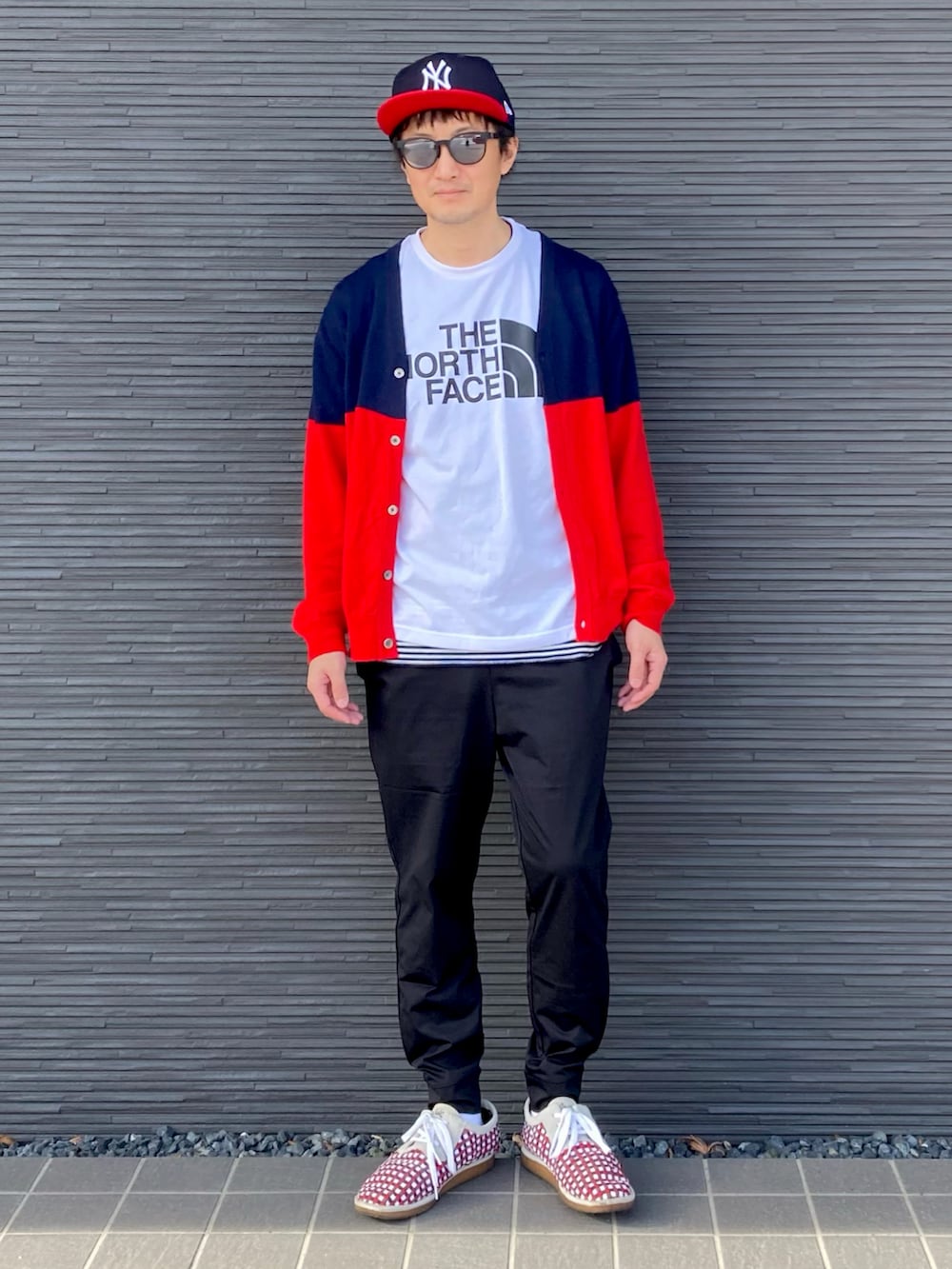 その他のカーディガン/ボレロ、ホワイト系のTシャツ/カットソー、ホワイト系のタンクトップを着用したメンズの春コーディネートの2枚目の写真