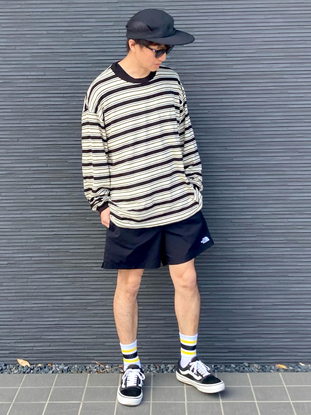 ブラック系のTシャツ/カットソー、ブラック系のその他パンツ、ブラック系のスニーカーを着用したメンズの春コーディネートの3枚目の写真